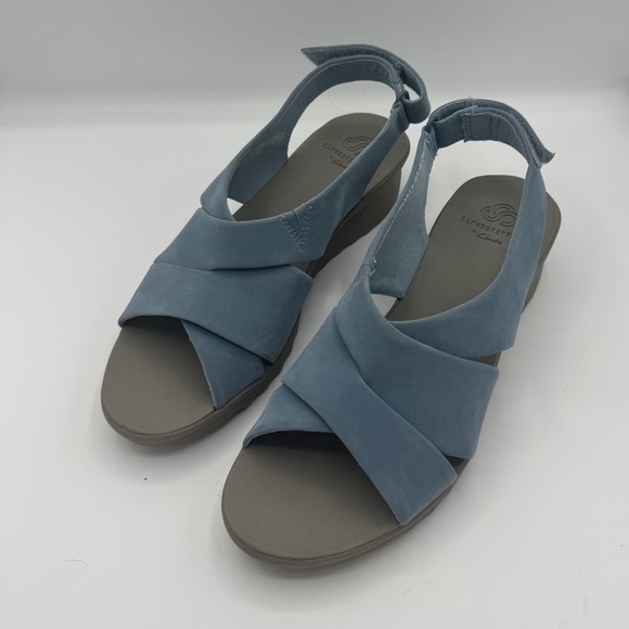 Like New Clark’s Blue Suede Cloudstepper Sandals  6.5 M - Picture 1 of 2